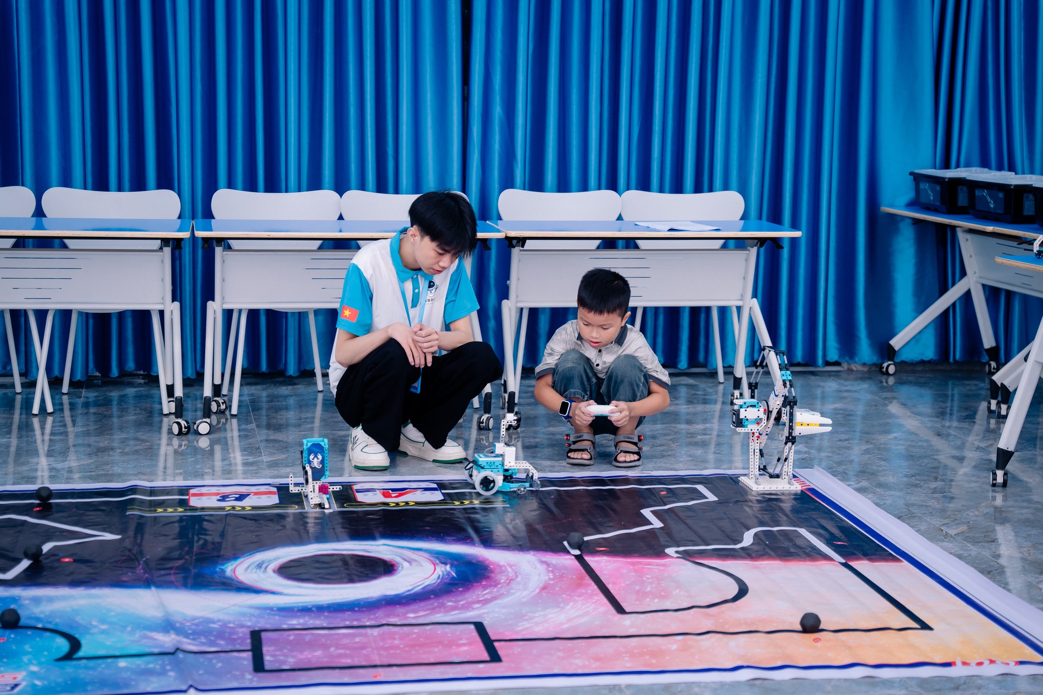 Học sinh Beta Set điều khiển robot trên sàn thi đấu ROBOLAB