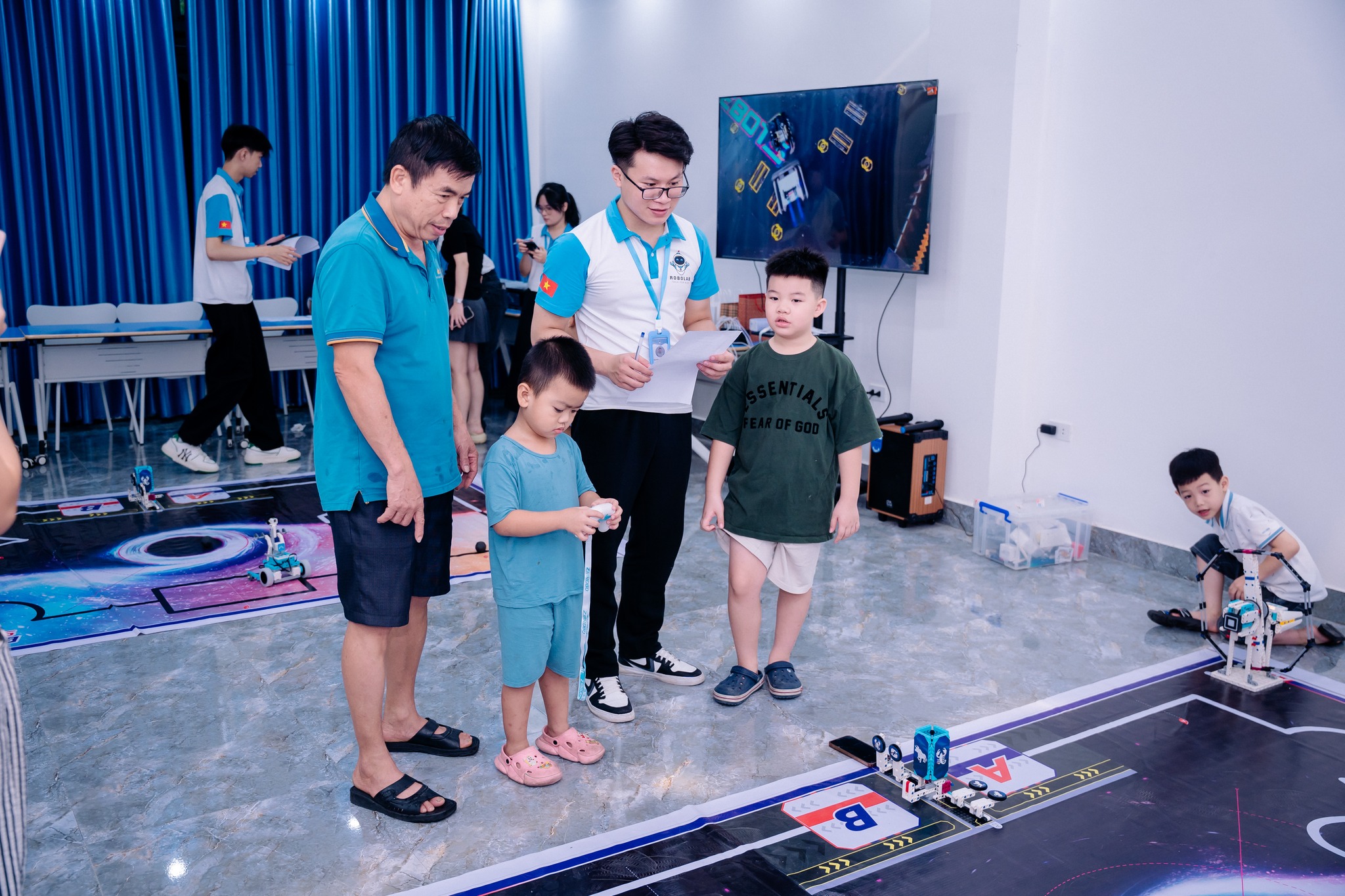 Trẻ lớp 1-2 học lắp ráp bộ Alpha ZMROBO với thẻ lệnh vật lý tại ROBOLAB