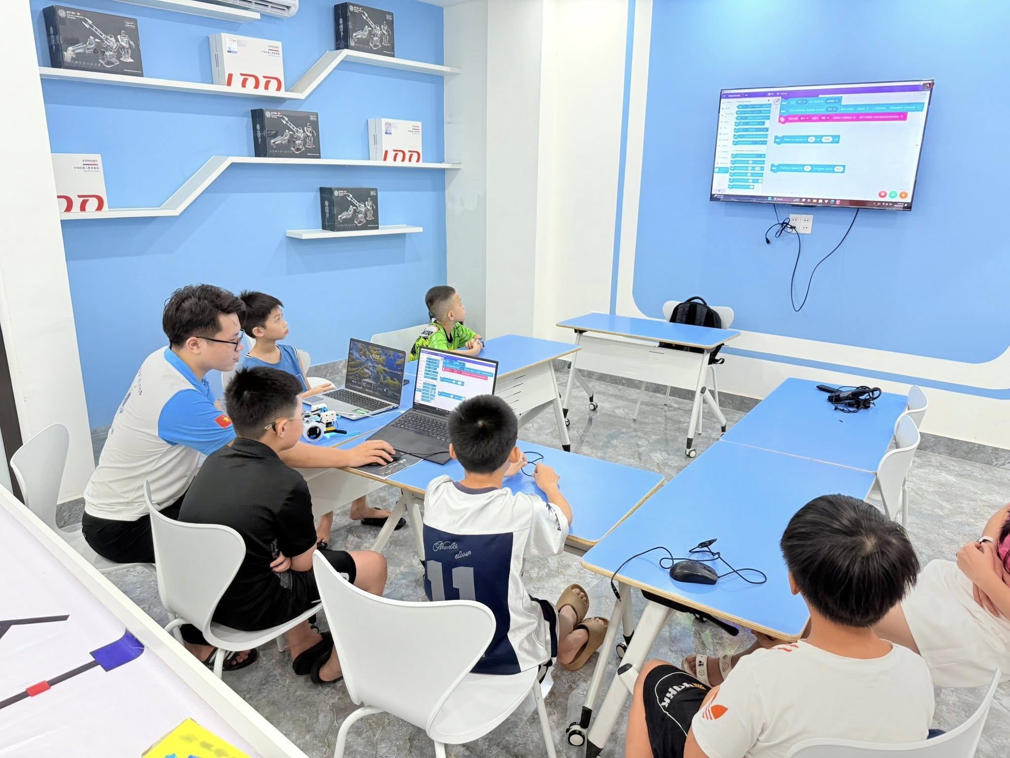 Trẻ 5 tuổi học LEGO Education WeDo 2.0 với máy tính bảng