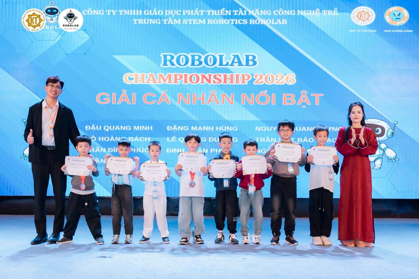 Học sinh Intel Set lập trình vi xử lý nâng cao tại ROBOLAB